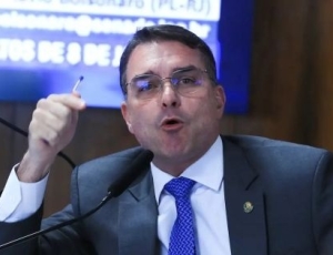 Flávio Bolsonaro diz que aporte para filme previa retorno financeiro a Vorcaro