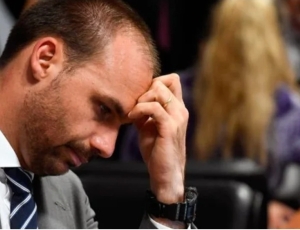 Eduardo Bolsonaro tinha poder sobre dinheiro do 'Dark Horse' revela contrato