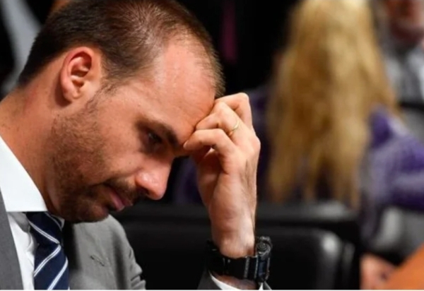 Eduardo Bolsonaro tinha poder sobre dinheiro do 'Dark Horse' revela contrato