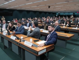 Centrão apresenta proposta que amplia jornada para 52 horas e adia fim da 6×1