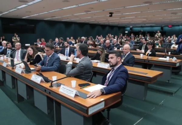 Centrão apresenta proposta que amplia jornada para 52 horas e adia fim da 6×1