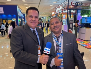 Vice-prefeito Lenivaldo Palmeira e o prefeito Luís Trinchão buscam recursos federais e discutem cidades inteligentes no maior evento municipalista do Brasil