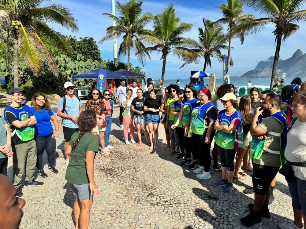 Somos os Crias entrega o 5º 'Gente que Transforma' para a plataforma Bota pra Girar, no Arpoador