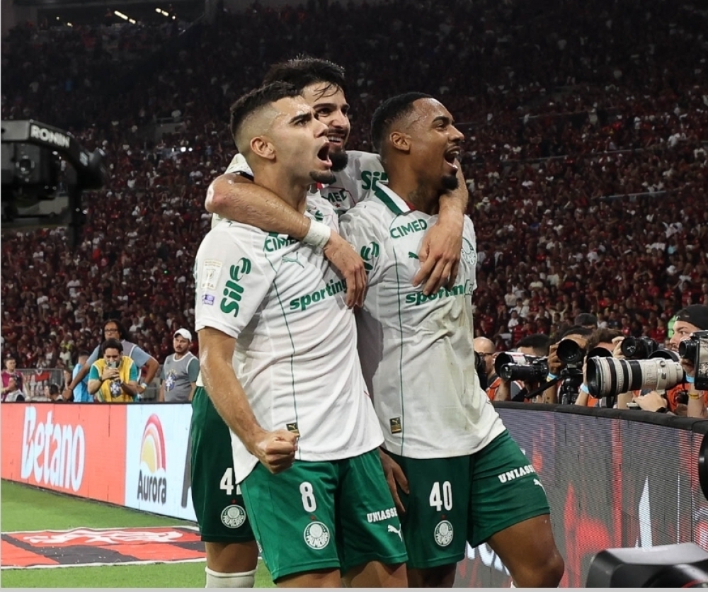 Palmeiras domina após expulsão de Carrascal e vence o Flamengo por 3 a 0 no Maracanã