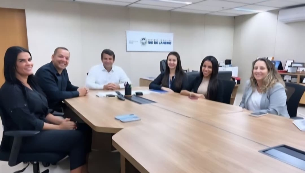 Repórter do SBT ligada a Dr. Luizinho é exonerada na Saúde RJ, após secretário identificá-la como funcionária fantasma