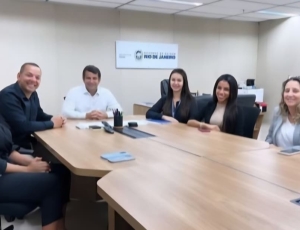 Repórter do SBT ligada a Dr. Luizinho é exonerada na Saúde RJ, após secretário identificá-la como funcionária fantasma