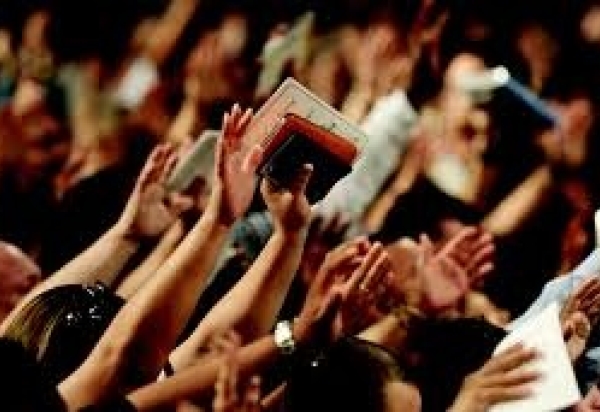 TSE decide que igrejas não podem ser usadas para favorecer candidatos