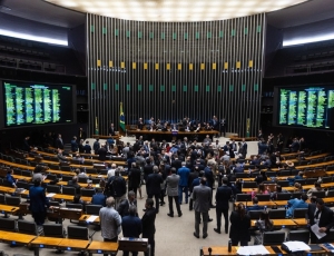 Câmara paga até R$ 165 mil por mês para equipes de deputados