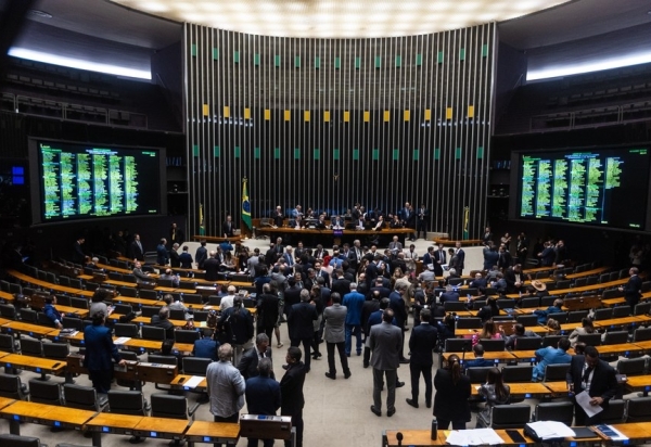 Câmara paga até R$ 165 mil por mês para equipes de deputados