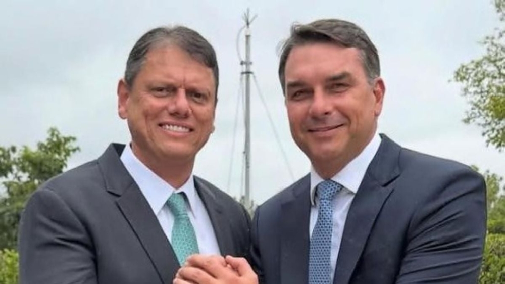 Tarcísio cobra explicações sobre relação entre Flávio Bolsonaro e Daniel Vorcaro