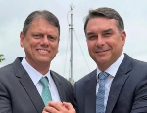 Tarcísio cobra explicações sobre relação entre Flávio Bolsonaro e Daniel Vorcaro