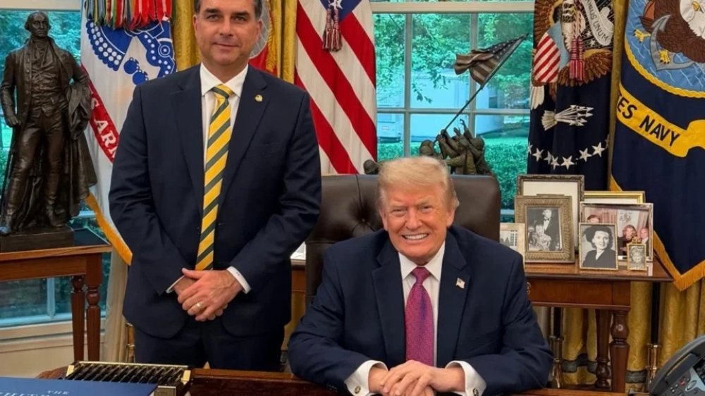 Nas redes sociais, repercussão de foto com Trump é desfavorável para Flávio Bolsonaro