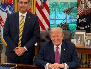 Nas redes sociais, repercussão de foto com Trump é desfavorável para Flávio Bolsonaro