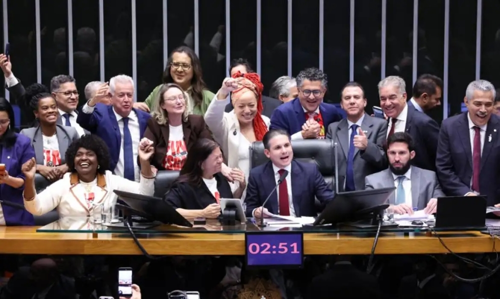 Câmara dos Deputados aprova projeto para acabar com a escala 6x1