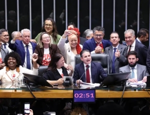 Câmara dos Deputados aprova projeto para acabar com a escala 6x1