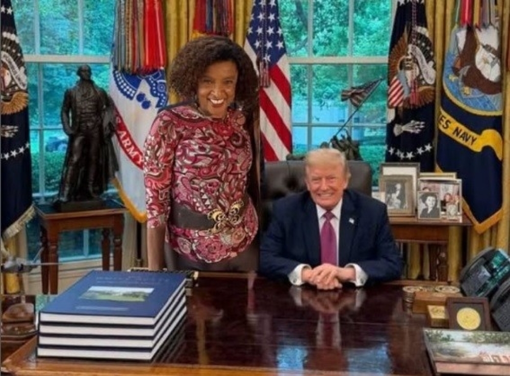 Famosos caçoam de Flavio Bolsonaro ao também ‘posarem’ ao lado de Trump depois da Gafe