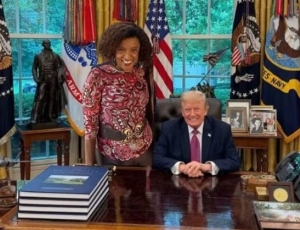 Famosos caçoam de Flavio Bolsonaro ao também ‘posarem’ ao lado de Trump depois da Gafe