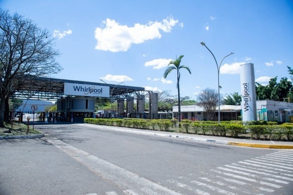Whirlpool encerra fábrica na Argentina e transfere produção para o Brasil em meio à crise econômica no país vizinho