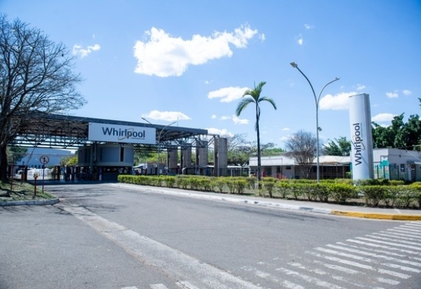 Whirlpool encerra fábrica na Argentina e transfere produção para o Brasil em meio à crise econômica no país vizinho