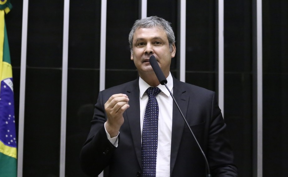Lindbergh Farias cobra aprofundamento de investigações sobre fraudes no INSS e cita ligação com entorno de Flávio Bolsonaro