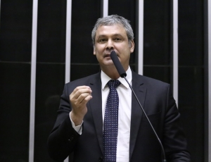 Lindbergh Farias cobra aprofundamento de investigações sobre fraudes no INSS e cita ligação com entorno de Flávio Bolsonaro