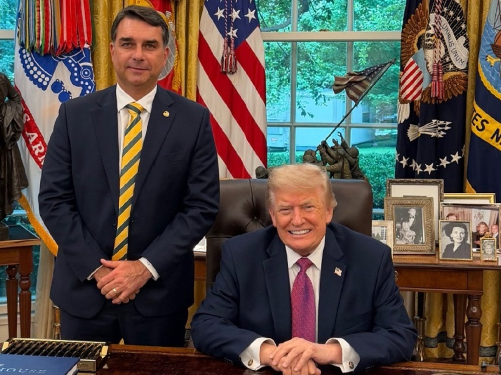 Visita de Flávio Bolsonaro a Donald Trump gera novos questionamentos políticos
