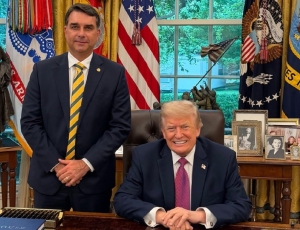 Visita de Flávio Bolsonaro a Donald Trump gera novos questionamentos políticos