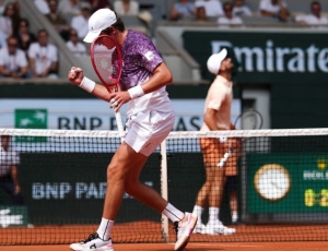João Fonseca derruba Djokovic de virada e conquista maior vitória da carreira em Roland Garros