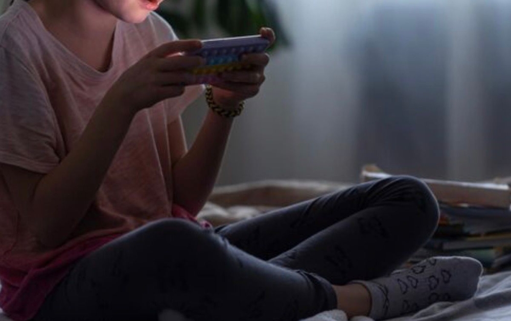 Com o aumento dos crimes praticados pela internet contra menores, proposta leva alerta sobre estupro virtual para as escolas