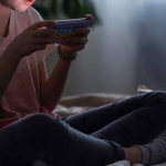 Com o aumento dos crimes praticados pela internet contra menores, proposta leva alerta sobre estupro virtual para as escolas