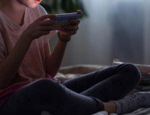 Com o aumento dos crimes praticados pela internet contra menores, proposta leva alerta sobre estupro virtual para as escolas