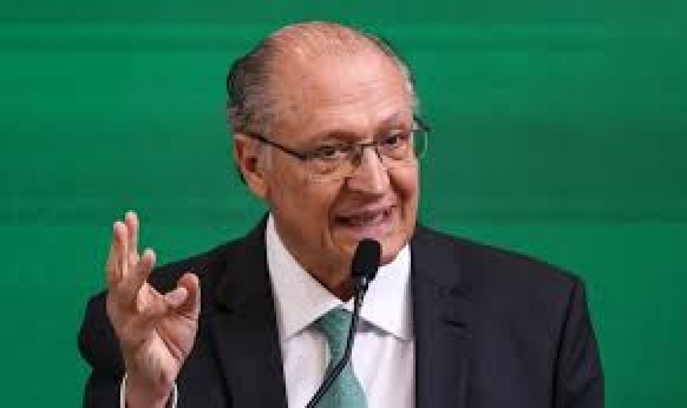 Candidatura de Flávio Bolsonaro é uma ameaça à democracia, diz Alckmin