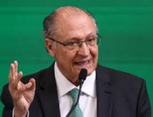 Candidatura de Flávio Bolsonaro é uma ameaça à democracia, diz Alckmin