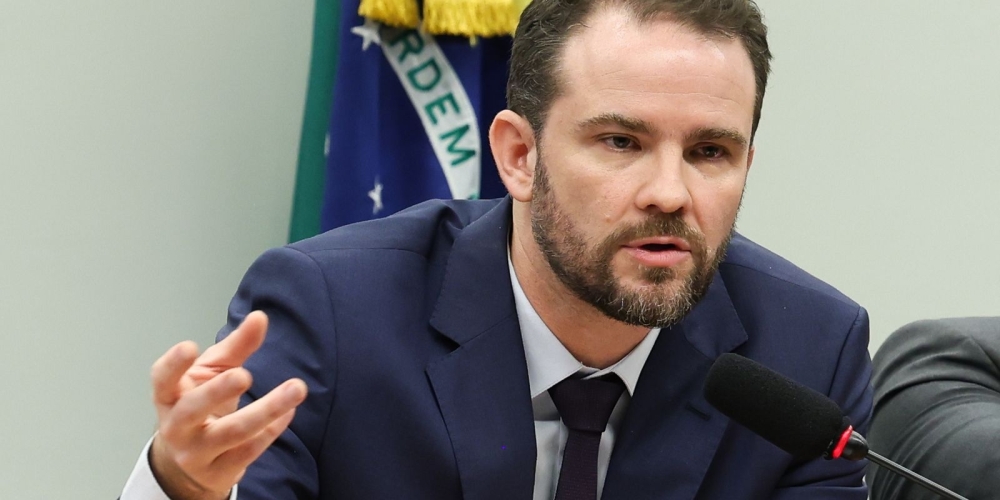 Durigan critica ‘faca no pescoço’ do Brasil após EUA classificar crime organizado como terrorista