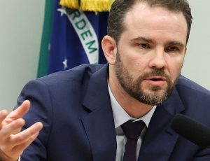 Durigan critica ‘faca no pescoço’ do Brasil após EUA classificar crime organizado como terrorista