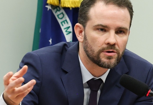Durigan critica ‘faca no pescoço’ do Brasil após EUA classificar crime organizado como terrorista