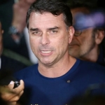Flávio exibe cartaz em resposta a Lula dizendo que 'Pix é do Bolsonaro'