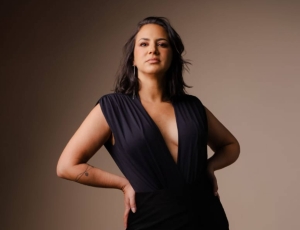 Conheça Jeanny, atriz do Rio que transformou maternidade e humor em fenômeno nas redes