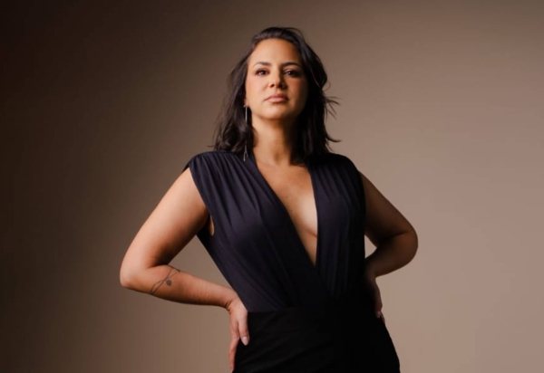 Conheça Jeanny, atriz do Rio que transformou maternidade e humor em fenômeno nas redes
