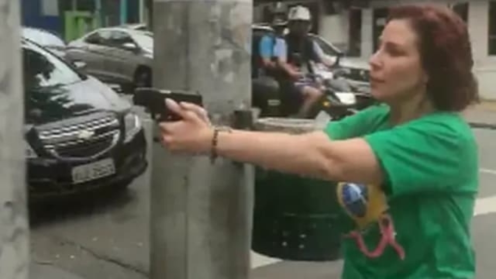 Jornalista que foi perseguido por Carla Zambelli é condenado à prisão por calúnia e difamação contra a ex-deputada