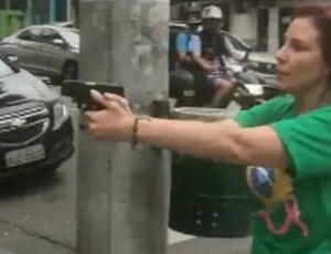 Jornalista que foi perseguido por Carla Zambelli é condenado à prisão por calúnia e difamação contra a ex-deputada