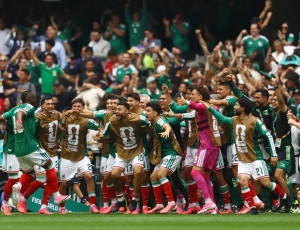 México abre Copa vencendo África do Sul em duelo com três expulsões