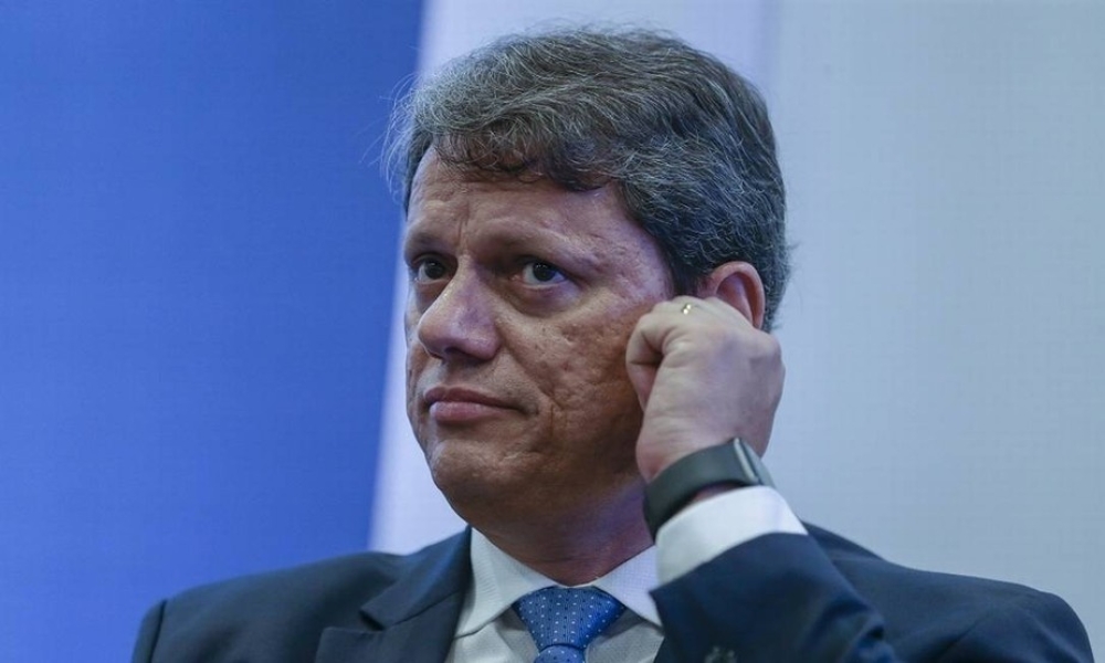 Tarcísio de Freitas enfrenta pressão após contrato de R$ 475 milhões virar alvo de questionamentos