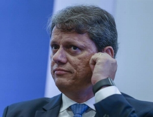 Tarcísio de Freitas enfrenta pressão após contrato de R$ 475 milhões virar alvo de questionamentos