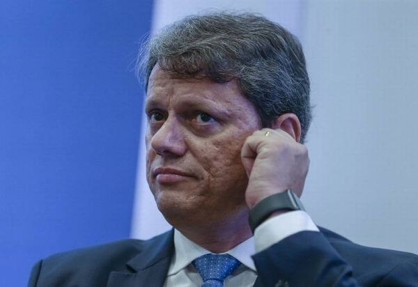 Tarcísio de Freitas enfrenta pressão após contrato de R$ 475 milhões virar alvo de questionamentos