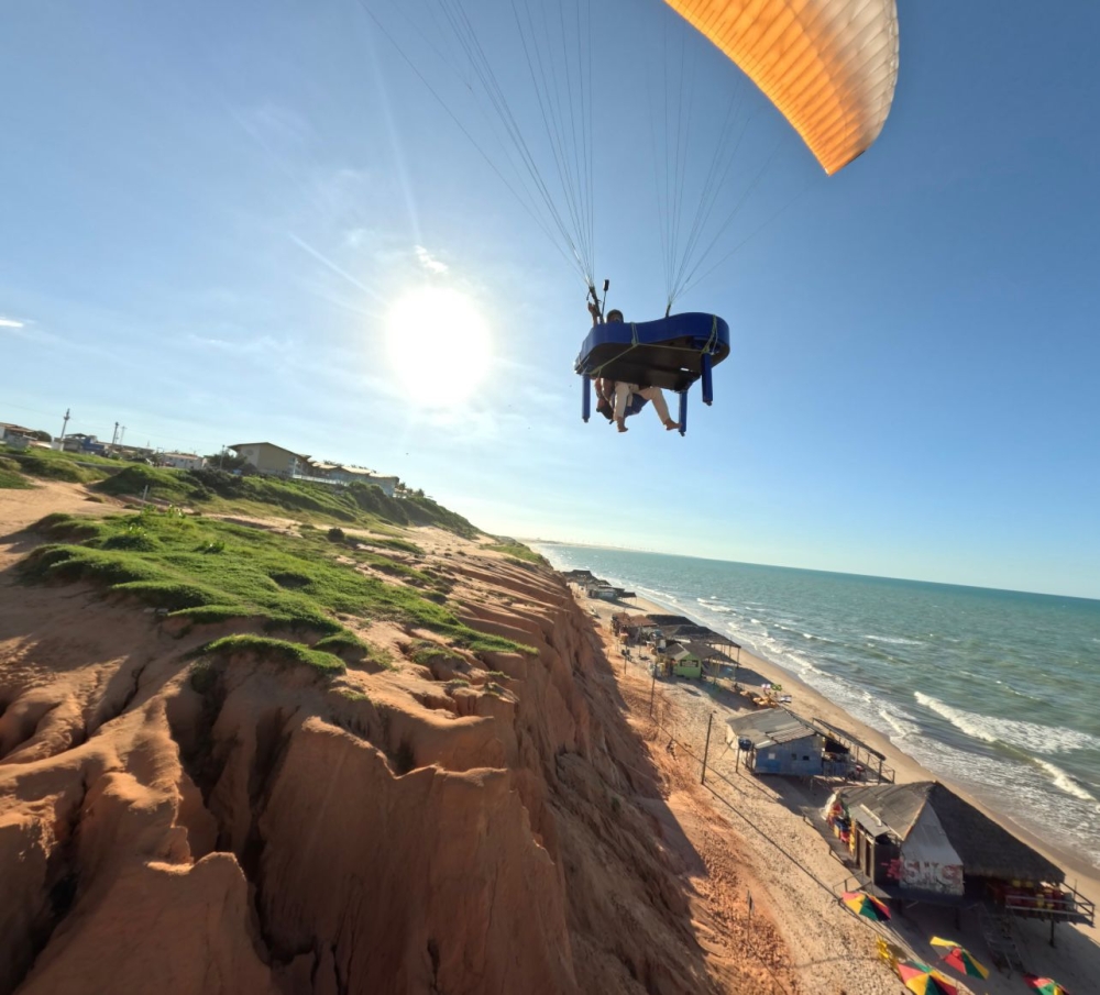 Paulo Rodrigo conquista quinto recorde nacional ao tocar piano durante voo de parapente sobre Canoa Quebrada