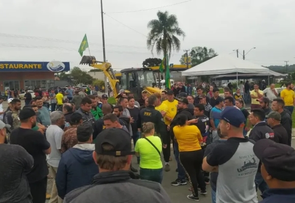 Câmara aprova anistia a caminhoneiros que bloquearam estradas após derrota de Bolsonaro