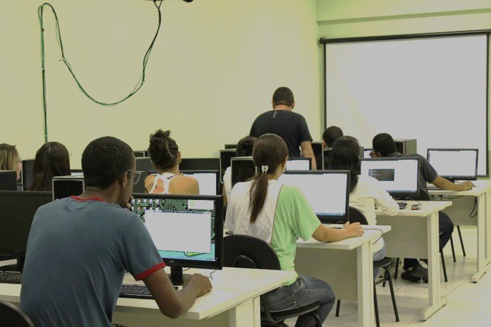 3,7 milhões de jovens brasileiros saem da condição 'nem-nem' entre 2019 e 2025