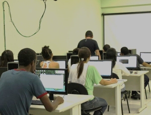 3,7 milhões de jovens brasileiros saem da condição 'nem-nem' entre 2019 e 2025