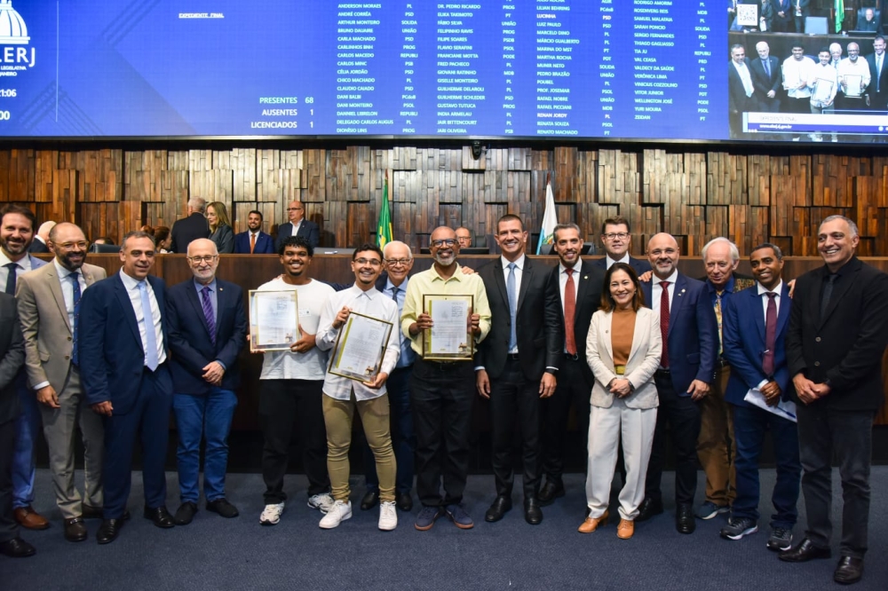 Deputado Anderson Moraes entrega moções de congratulações a alunos e professor da FAETEC premiados internacionalmente